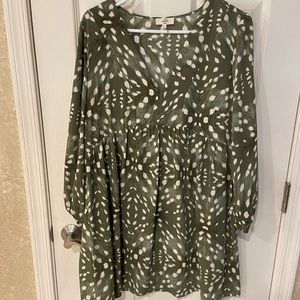 Cute green sundress! You can wear this fancy or casual! Worn ONCE!!!